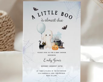 Peut inclure: Invitation de baby shower sur le thème d'Halloween. L'invitation présente un fantôme tenant un ballon, un chat noir, une citrouille et des chauves-souris. Le texte dit "A Little Boo is almost due" et les détails de la fête.