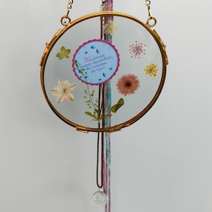 Rund-Bild, schwebender Rahmen, Messing, gepresste Blumen, Doppelglas, Kette, Trockenblumen, bunte Sommerblumen, Spruch-Kärtchen, Fenster