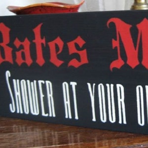 Primitief Halloween-bord BATES MOTEL Douchen op eigen risico!  Verontruste armoedige landelijke volkskunst rood of blauw met zwart Psycho