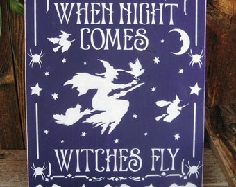 Signe primitif d’Halloween Quand la nuit vient Les sorcières volent le signe violet Lune Sorcières Chauves-souris étoiles araignées