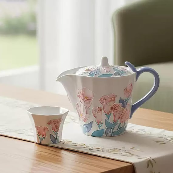 Porzellan-Teeservice mit geprägtem Blumendekor und Geschenkbox