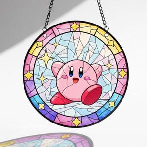 Ręcznie wykonany szklany łapacz słońca z motywem Pokemonów w kształcie Kirby'ego, wisząca dekoracja okienna z motywem Pokemonów, kolekcja prezentów dla fanów Pokemonów, pomysł na prezent Pokemon
