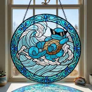 Może przedstawiać: Zestaw trzech ceramicznych wazonów o różnych rozmiarach. Wazony mają matowe wykończenie w odcieniach kremu, beżu i brązu. Najwyższy wazon ma około 25 cm wysokości.