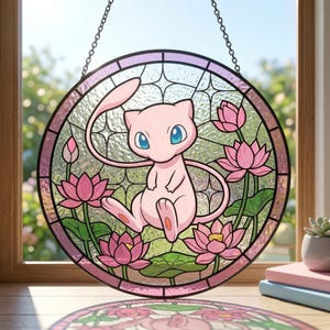 Może przedstawiać: Okrągłe witrażowe okno przedstawiające różowego kota z kreskówek z niebieskimi oczami, otoczonego różowymi kwiatami lotosu. Okno jest oprawione w różowe i zawieszone na łańcuchu. Projekt jest osadzony na rozmytym tle.