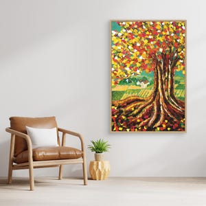 Könnte beinhalten: Abstrakte Malerei eines Baumes in Herbstfarben. Das Kunstwerk zeigt einen großen Baum mit dickem Stamm und Wurzeln sowie ein farbenfrohes Blätterdach aus gelben, roten und orangen Blättern. Im Hintergrund ist ein kleines Haus zu sehen.
