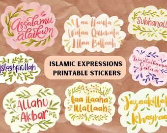Può includere: Un set di adesivi stampabili con espressioni islamiche in calligrafia. Gli adesivi, con frasi come "Astaghfirullah" e "Wa'alaikumus Salam", sono decorati con elementi floreali su uno sfondo di carta marrone.