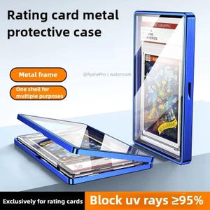 Puede incluir: Una funda protectora de metal azul para tarjetas de calificaci&oacute;n. La funda tiene una parte delantera y trasera transparentes, con un marco de metal. El texto en la funda dice "Rating card metal protective case", "Metal frame", "One shell for multiple purposes", y "Block uv rays &ge;95%."