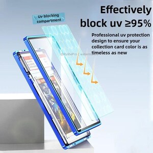 Puede incluir: Una funda protectora azul para cromos, con una capa transparente que bloquea los rayos UV. El texto dice "Effectively block uv &ge;95%" y "Professional uv protection design to ensure your collection card color is as timeless as new."