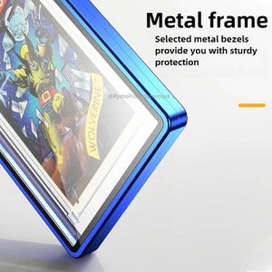 Puede incluir: Un marco met&aacute;lico azul con una cubierta protectora transparente, que muestra una tarjeta coleccionable de Wolverine. La tarjeta presenta una ilustraci&oacute;n de c&oacute;mic de Wolverine con su traje amarillo y azul. El texto "WOLVERINE" es visible. El texto "Metal frame" es visible.