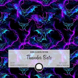 Könnte beinhalten: Nahtloses digitales Muster mit dem Titel "Thunder Bats" mit Fledermäusen mit blauen und lila Flügeln vor einem Hintergrund aus lila Blitzen auf schwarzem Grund. Das Bild ist 30,48 cm x 30,48 cm bei 3600 x 3600 px.