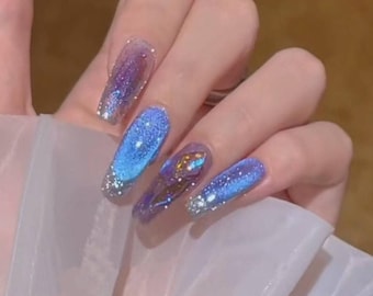 Uñas postizas brillantes de hadas, estilo galaxia de ensueño, con diamantes de imitación azules y morados, efecto ojo de gato y aurora boreal / Uñas largas brillantes