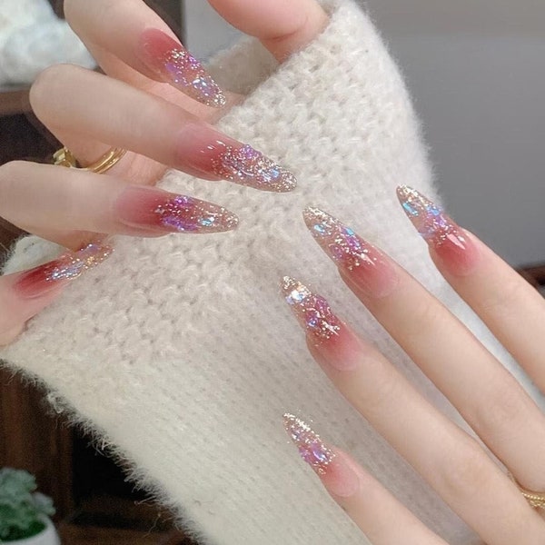 Fee funkelndes rotes Blush glitzernde Aurora Strass Nägel | Schöne Presse auf den Nägeln | Glitzernde lange Nägel, Valentinsnägel, falsche Nägel