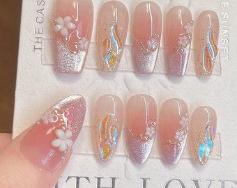 Bonitas puntas francesas en morado aurora con diseño de ojo de gato y flores blancas, uñas con líneas doradas / Uñas reutilizables de lujo con efecto prensado / Uñas almendradas de hadas