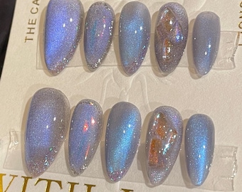 Uñas postizas con diseño de ojo de gato, color morado y azul brillante, con cuentas de vidrio y diamantes de imitación Aurora. Uñas largas y brillantes. Uñas bonitas.