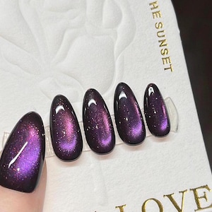 Błyszczące, błyszczące, galaktyczne paznokcie Aurora w kolorze czarno-fioletowo-różowym, z koralikami w kształcie kociego oka | Paznokcie owalne w kształcie migdałów, paznokcie y2k
