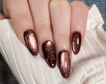 Ongles en gelée brun chocolat brillant pailleté galaxie Aurora oeil de chat | Beaux ongles | Ongles en amande