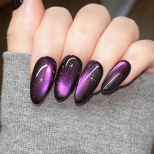 Brokatowe, galaktyczne paznokcie Aurora w kolorze czarno-fioletowo-różowym, z koralikami w kształcie kociego oka | Paznokcie owalne w kształcie migdałów, paznokcie y2k