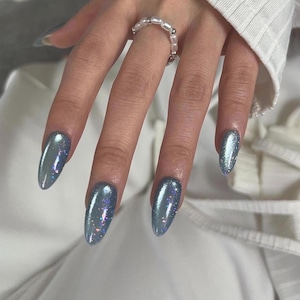 Super glanzende gelei sprankelend blauw paars Aurora Cat Eye druk op de nagels | Glanzende Fairy amandelnagels, Holo-nagel, effen kleur nagels