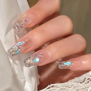 Fonkelende glinsterende Aurora-steentjes Druk op de nagels | Glanzende lange nagels