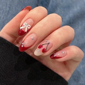 Röda Körsbärsfärgade French Tips med Vit Rosett | Handgjorda Press on Naglar | Glitter Mandel Naglar | Alla hjärtans dag naglar