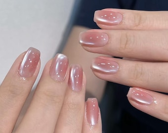 Uñas de ojo de gato con cuentas de cristal rosa natural brillante / Uñas de estilo minimalista