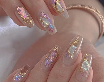 Uñas postizas con diseño de hadas, de ensueño, en tonos púrpura, azul y ópalo multicolor, estilo aurora boreal, con líneas doradas 3D / Hermosas uñas mediterráneas