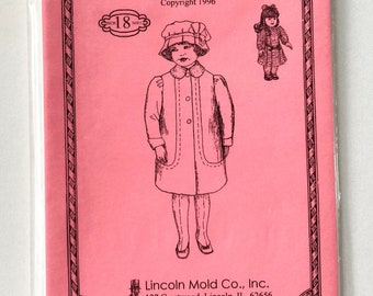 Pode incluir: Um padrão de papel rosa para um casaco e um chapéu de menina de 1905 para bonecas de 45 cm. O padrão é intitulado "1905 Girls Coat & Hat" e é de Betty Bailey. O padrão é para bonecas American Girl e outras bonecas de 45 cm. O padrão é protegido por direitos autorais de 1996.
