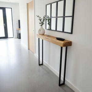 Op de afbeelding: Een set van drie keramische mokken met een gespikkelde, matte afwerking. De mokken zijn in crème, lichtgrijs en donkergrijs. Elke mok heeft een eenvoudig, minimalistisch ontwerp.