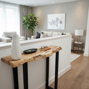 Ręcznie robiony stolik konsolowy z dębu z żywymi krawędziami | Rustykalne meble do przedpokoju