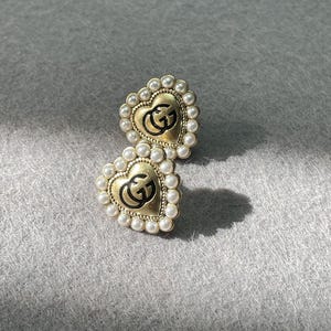 Pendientes vintage Gucci dorados con perlas. Regalo vintage de los años 90 en dorado para ella.