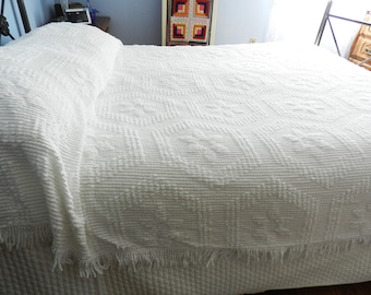 Vintage White Chenille Bedspread, Twin Bedspread, White Chenille Bedspread,