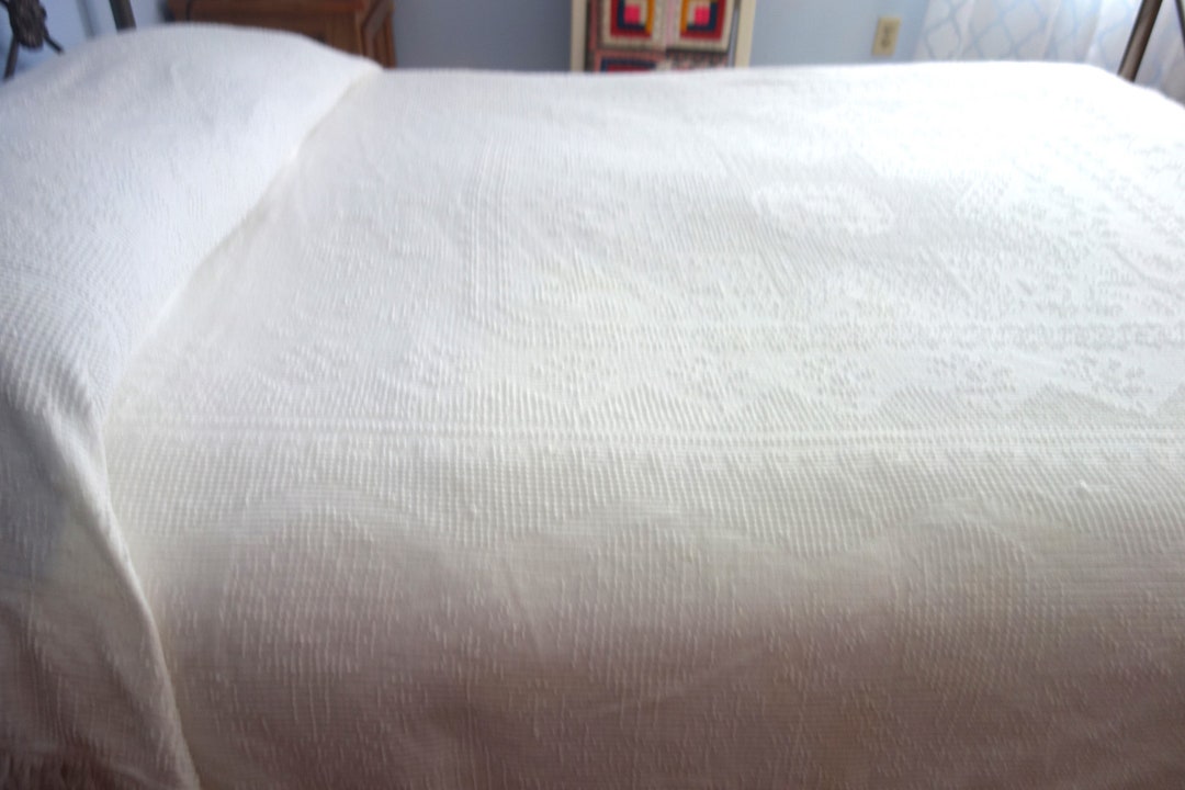 Bates Twin White Hobnail Bedspread, Cotton Bedspread, Hobnail Chenille