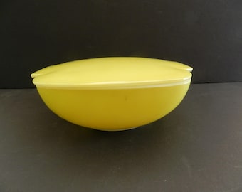 Pyrex Yellow 525-B 2 1/2 Qt Vintage Covered Rounded Square Hostess
