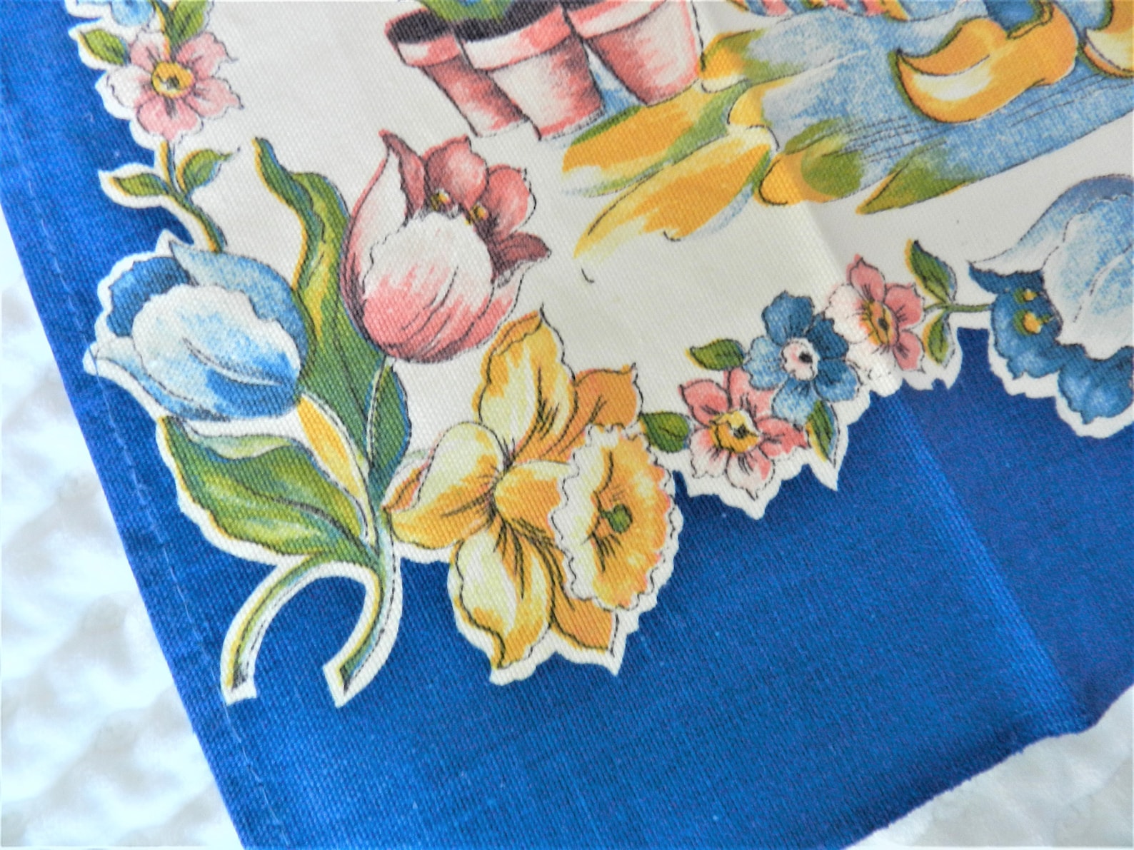 Vintage Kitchen Towel Blue Tulips: Timeless Decor with Nostalgic Charm