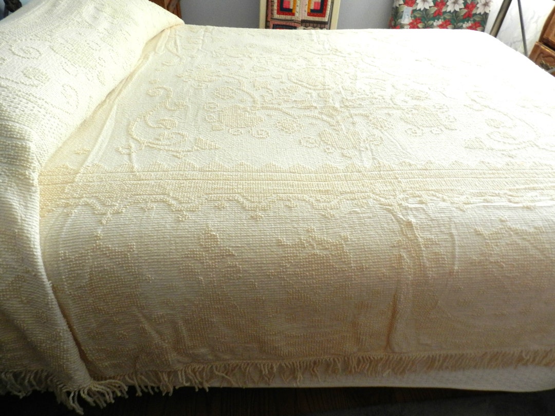 NOS Creamy White Hobnail Bedspread, Bates Bedspread, Hobnail Chenille