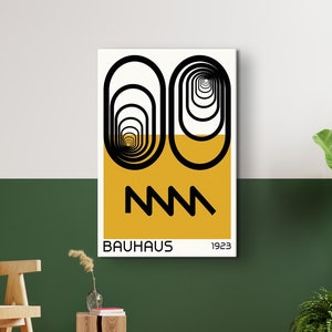 Könnte beinhalten: Ein schwarz-weißes Poster mit einem geometrischen Design aus überlappenden Kreisen. Das Poster hat einen gelben Hintergrund mit dem Text "BAUHAUS 1923" unten.