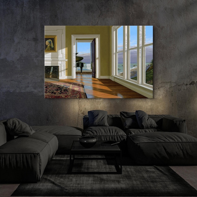 Op de afbeelding: Een ingelijst schilderij van een kamer met uitzicht op de oceaan. De kamer heeft een open haard, een tapijt en een vleugel. Het raam biedt uitzicht op de oceaan en de lucht.