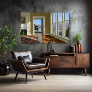 Op de afbeelding: Een groot ingelijst kunstwerk dat een interieursc&egrave;ne toont met uitzicht op de oceaan door een raam. De kamer heeft een piano, een tapijt en een deuropening die naar een andere kamer leidt. Een bruine leren fauteuil en een houten kast staan op de voorgrond.