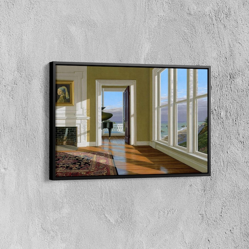 Op de afbeelding: Een ingelijste canvas print van een interieursc&egrave;ne. Het kunstwerk toont een kamer met een groot raam met uitzicht op de oceaan. Een deuropening leidt naar een andere kamer met een piano. Een schilderij hangt boven een open haard.