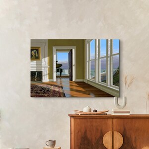 Op de afbeelding: Een ingelijste print van een kamerinterieur met uitzicht op de oceaan. De kamer heeft een piano, een open haard met een schilderij en een groot raam. Het kunstwerk toont een klassieke interieursc&egrave;ne met natuurlijk licht.