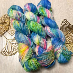 Super soft merino, hand dyed yarn, blue  and pink, 300m in 100 grams, yarn for shawls, gift for her, knitting, crochet, speckled yarn