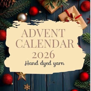 Könnte beinhalten: Ein Adventskalender für 2026 mit handgefärbtem Garn, präsentiert auf einer dunklen Holzoberfläche, dekoriert mit Tannenzweigen, roten und goldenen Ornamenten sowie in braunes Papier eingewickelten Geschenken mit roten Bändern.