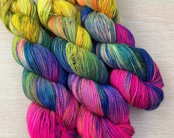 Neon Pink Rainbow Hand Dyed Sock Yarn 80 Merino 20 Nylon, Speckled Fingering Weight Yarn 100g 400m, Bright Variegated Merino wool