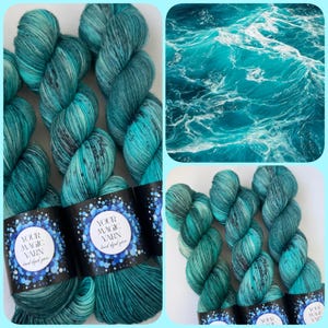 Peut inclure: Un collage présentant plusieurs écheveaux de fil teint à la main dans des tons de turquoise et de sarcelle, avec des mouchetures foncées. Le fil est étiqueté "Your Magic Yarn". L'image comprend également un gros plan des vagues de l'océan.