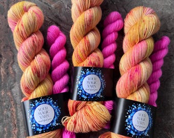 Hand Dyed Sock Set 100g 20g, Merino Nylon Fingering Weight Yarn, Peach Yellow Pink Speckled Sock Kit, Sock Yarn Kit with Contrast Mini Skein