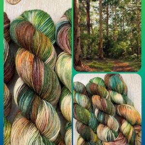 Può includere: Primo piano di un gomitolo di filato di colore verde, marrone e crema. Il filato è disposto a spirale. Il filato è probabilmente tinto a mano e presenta una variazione di colore unica.