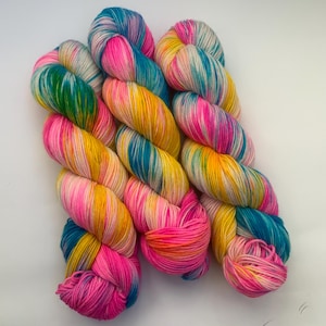 Madejas de hilo para calcetines de 100 g, teñido a mano, hilo neón para calcetines, hilo para dedos, pintado a mano, hilo de lana, mezcla de merino, regalo para tejedores, regalo para madres.