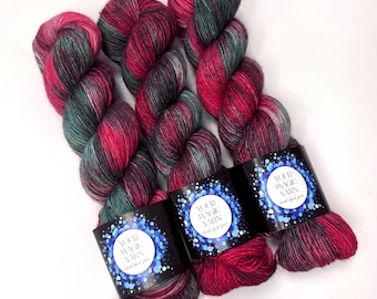Red Forest Green Hand Dyed Sock Yarn 80 Merino 20 Nylon, Variegated Fingering Weight Yarn 100g, Handpainted Merino Yarn, indie dyer sock