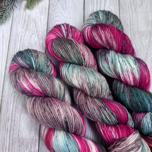 Handfärgat garn, perfekt för strumpor, 100g nystan, supermjukt garn, merinoblandning, sockgarn, present till en stickare, indiegarn, handfärgat garnpresent bild 3