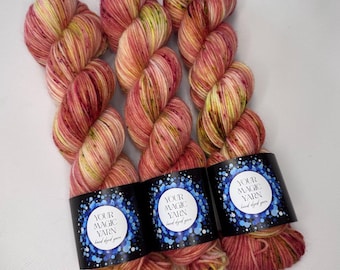 6-Ply Hand Dyed Sock Yarn, 75 Wool 25 Nylon, 250m DK Weight Yarn, Soft Merino Speckled Yarn, Peach Green Variegated Skein, indie dyed yarn